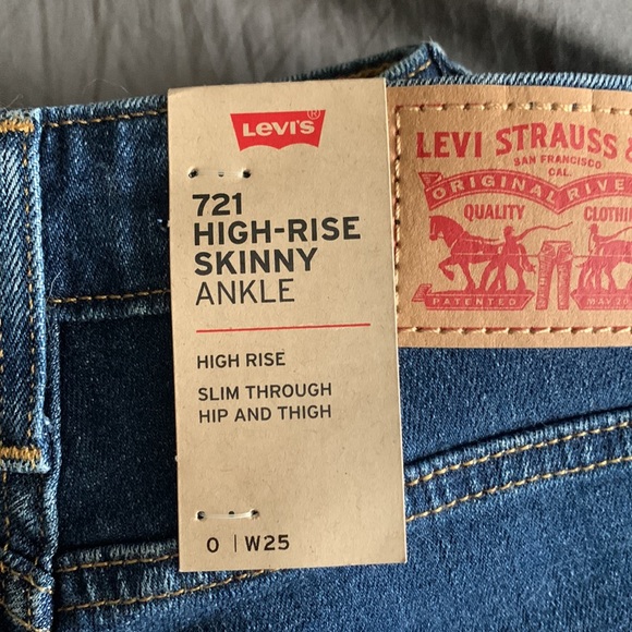 NWT Women’s Levi’s High Rise Distressed Skinny Jeans. Size 25 - Picture 2 of 12